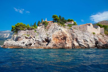 Deniz manzaralı Sveti Stefan. Kayalık bir adada eski bir kasaba. Karadağ 'ın ortaçağ kasabası 