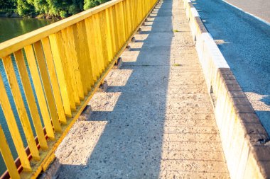 Balustrade ve Pedestrian Yolu. Nehir üzerinde yürüme yolu olan bir köprü. 