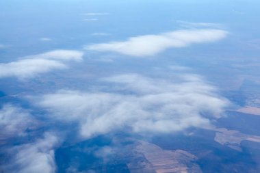 Sis bulutları. Görüş mesafesi düşük