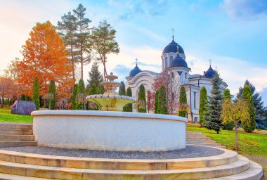 Çeşme ve Kiliseyle Sonbahar Sahnesi. Moldova 'dan Sonbaharda Manastır Curchi 