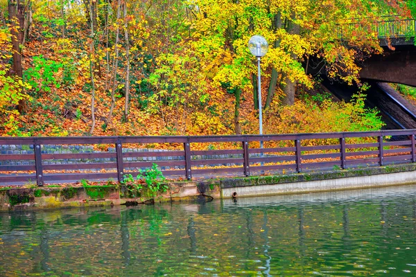 秋天与俾路支的运河 秋天的时候散步 — 图库照片