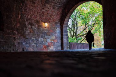 Yaya Tünelinde Kadın Silueti