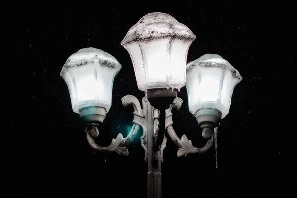 冬の夜にレトロな街灯 夜の降雪 — ストック写真