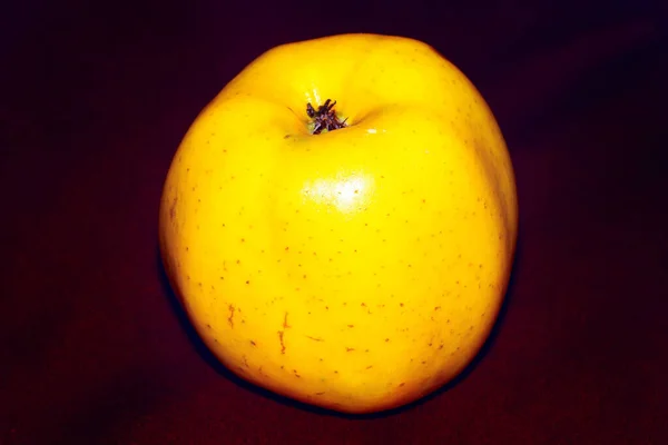 濃い背景でおいしい黄色のリンゴ 健康的な食事 — ストック写真