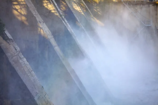 Salpicando Agua Compuertas Abiertas Centrales Hidroeléctricas Funcionamiento —  Fotos de Stock