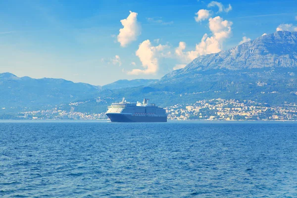 Seyahat Gemisiyle Dünyayı Dolaş Mavi Deniz Kıyı Dağları Manzarası — Stok fotoğraf