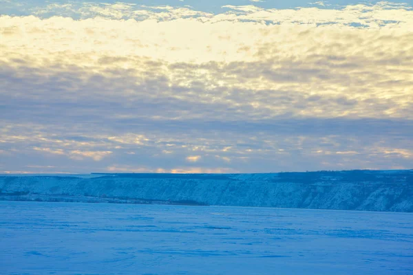 Snöig Vinternatur Skymningen Fryst Sjölandskap Med Molnig Himmel — Stockfoto