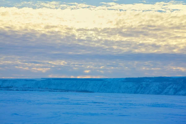 Natureza Inverno Nevado Crepúsculo Paisagem Congelada Lago Com Céu Nublado — Fotografia de Stock