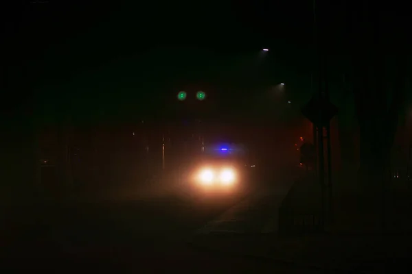 雾蒙蒙的夜晚的救护车 夜街上的雾气 — 图库照片