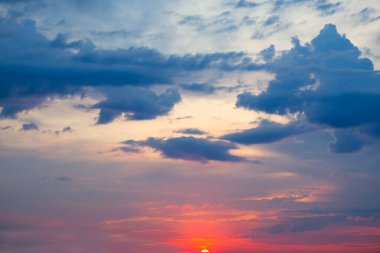 Muhteşem Bulutlu Alacakaranlık Gökyüzü 