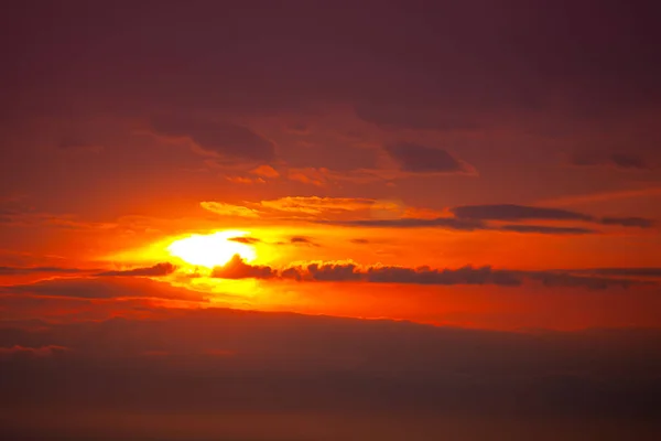 夕暮れ時に天国の赤い天国 雄大な夕暮れの空 — ストック写真