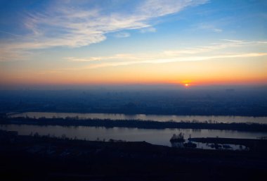 Viyana 'nın puslu manzarası. Şehrin üzerinde gün batımı 