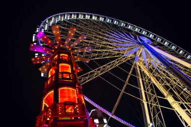 Gece Dönme dolap. Lunapark Gece Aydınlandı 