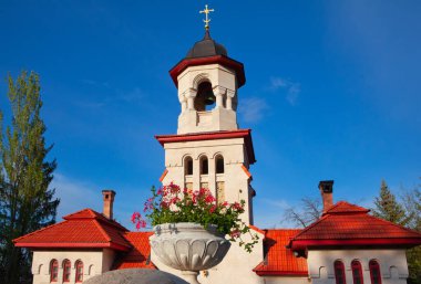 Tepesinde haç olan çan kulesi ve çan kulesi 