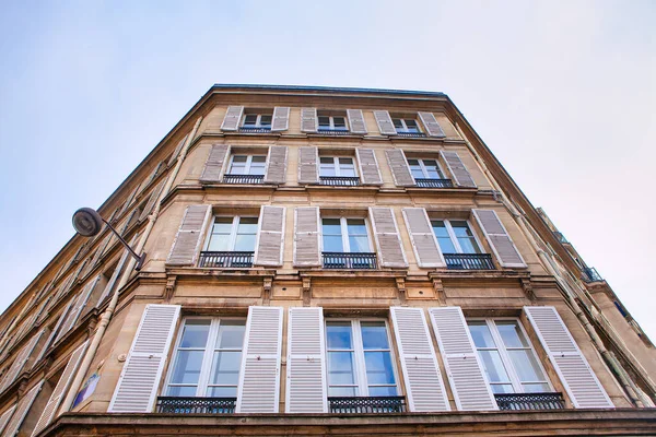 Windows Com Vista Persianas Abertas Fora Casa Residencial Paris — Fotografia de Stock