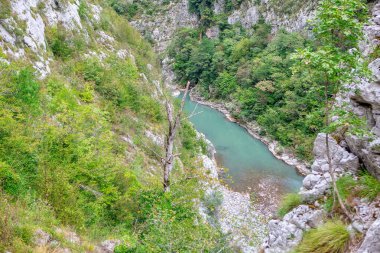 Karadağ 'dan Balkan Dağlarındaki Kanyon ve Moraca Nehri