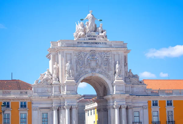 リスボンの彫像とアルコ オーガスタ リスボンのOrnate凱旋門 Praca Comercioはポルトガルのリスボンの中心部に位置しています — ストック写真