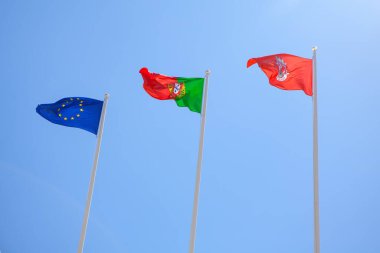 Cascais ve Portekiz bayrağı. Üç tane sallanan bayrak. Avrupa Birliği bayrağı 