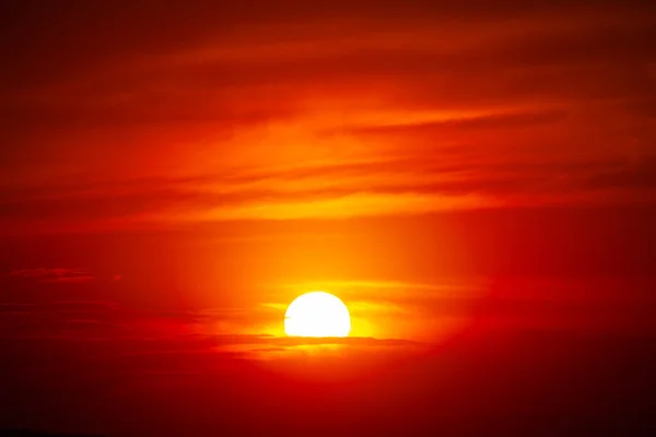 素晴らしいアフリカの夕日 レッドスカイでビッグサンダイヤル — ストック写真