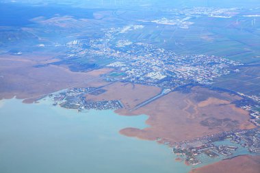 Neusiedl 'in hava manzarası. Avusturya' nın kasabasını görün. Neusiedl Gölü üzerinde uçuyor. Avusturya 'da Manzaralı Göl