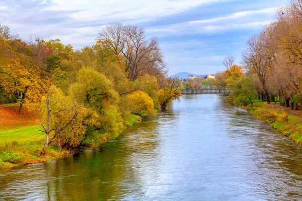 沿着Linker Regnitzarm河岸走着巴伐利亚秋季自然 — 图库照片