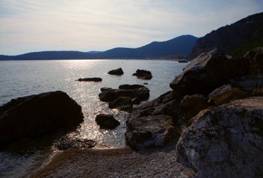 Sahildeki Büyük Kayalar. Akşamları kıyı kayalıkları manzarası