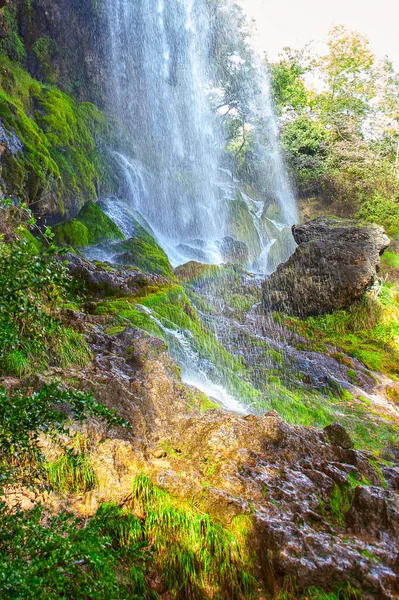 Cachoeira Natural Montanha Fluxos Água Cascata Rocha — Fotografia de Stock