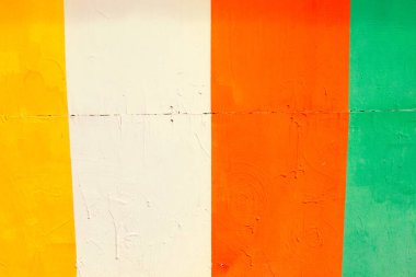 Sarı beyaz kırmızı yeşil. Kalaslar tahta yüzey