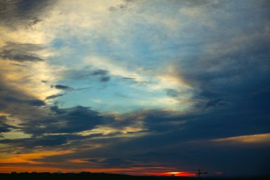 Alacakaranlıkta şehrin üzerinde canlı bir gökyüzü