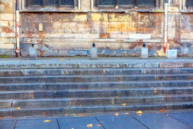 Eski kilisenin granit merdivenleri. Eski mimarinin ayrıntıları 