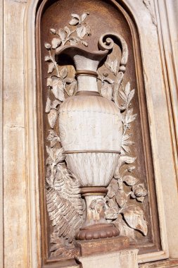  Vazo 'nun rahatlatıcı heykeli. Oyulmuş duvar yüzeyi 