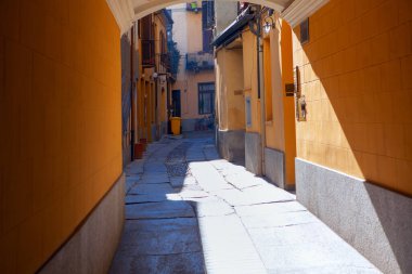 İtalya 'da dar bir cadde. Eski İtalyan kasabasında bir pansiyon
