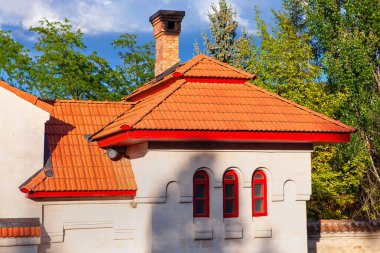 Çatıda baca var. Bir ev halkıyla ilgili yedek yapı.