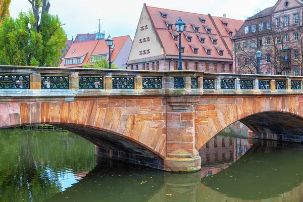 Mittelalterliche Bogenbrücke Über Die Pegnitz Nürnberg — Stockfoto