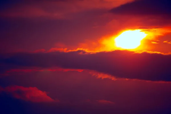 赤い空の夕日 壮大な夜明け — ストック写真