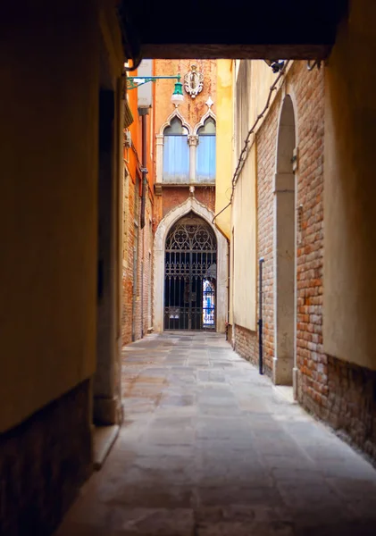 意大利窄街与走廊 威尼斯传统的中世纪街 — 图库照片