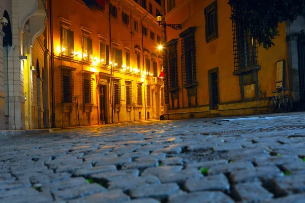 Cobblestone Road Rómában Megvilágított Éjszaka — Stock Fotó