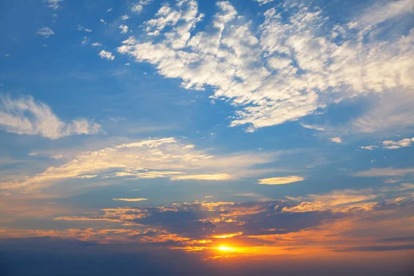 Aussichtsreicher Abendhimmel Sonnenuntergang Über Dem Horizont — Stockfoto