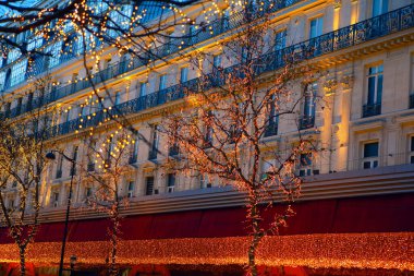 Paris 'te Noel alışverişi. Sokak ve Vitrin Noel aydınlatması 
