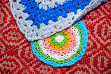 Renkli yün halı. Geleneksel nakış dekorasyonu