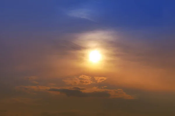 Puslu Alacakaranlık Gökyüzü Akşam Cenneti Üzerine Sis Çöktü — Stok fotoğraf