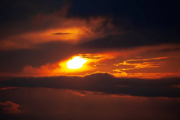 赤い空が輝く 夜の雄大な天 — ストック写真