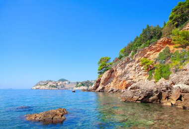 Hırvatistan 'da Adriyatik Deniz Kıyısı. Kayalık sahil kıyısındaki turistik tatil beldesi 