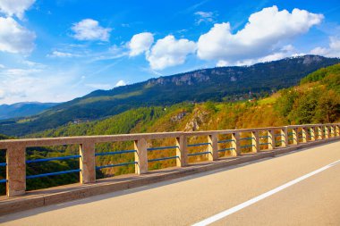 Kanyon köprüsünde. Dağların arasında asfalt yol
