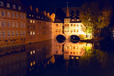 Gece Nuremberg Heilig Geist Spital. Alman eski kasaba ve nehri 