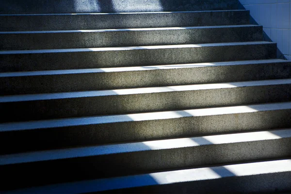 有阳光的楼梯石城楼梯 — 图库照片