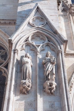 Kilise duvarındaki heykeller. Azizlerin dekoratif heykelleri.