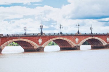Bordeaux 'daki ünlü köprü. Akan Garonne Nehri ve Arched Pierre Köprüsü 