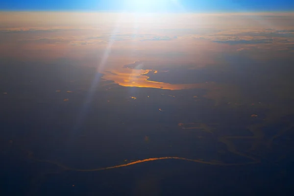 日落时飞越湿地 金色潮水的空中景观 — 图库照片