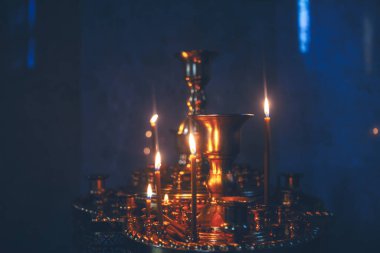 Candelabrum tapınağın içinde. Dua ederken mum yakmak